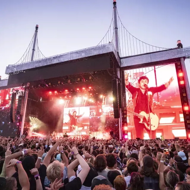 Imagem do próprio Green Day se apresentando no telão no Outsidelands Festival